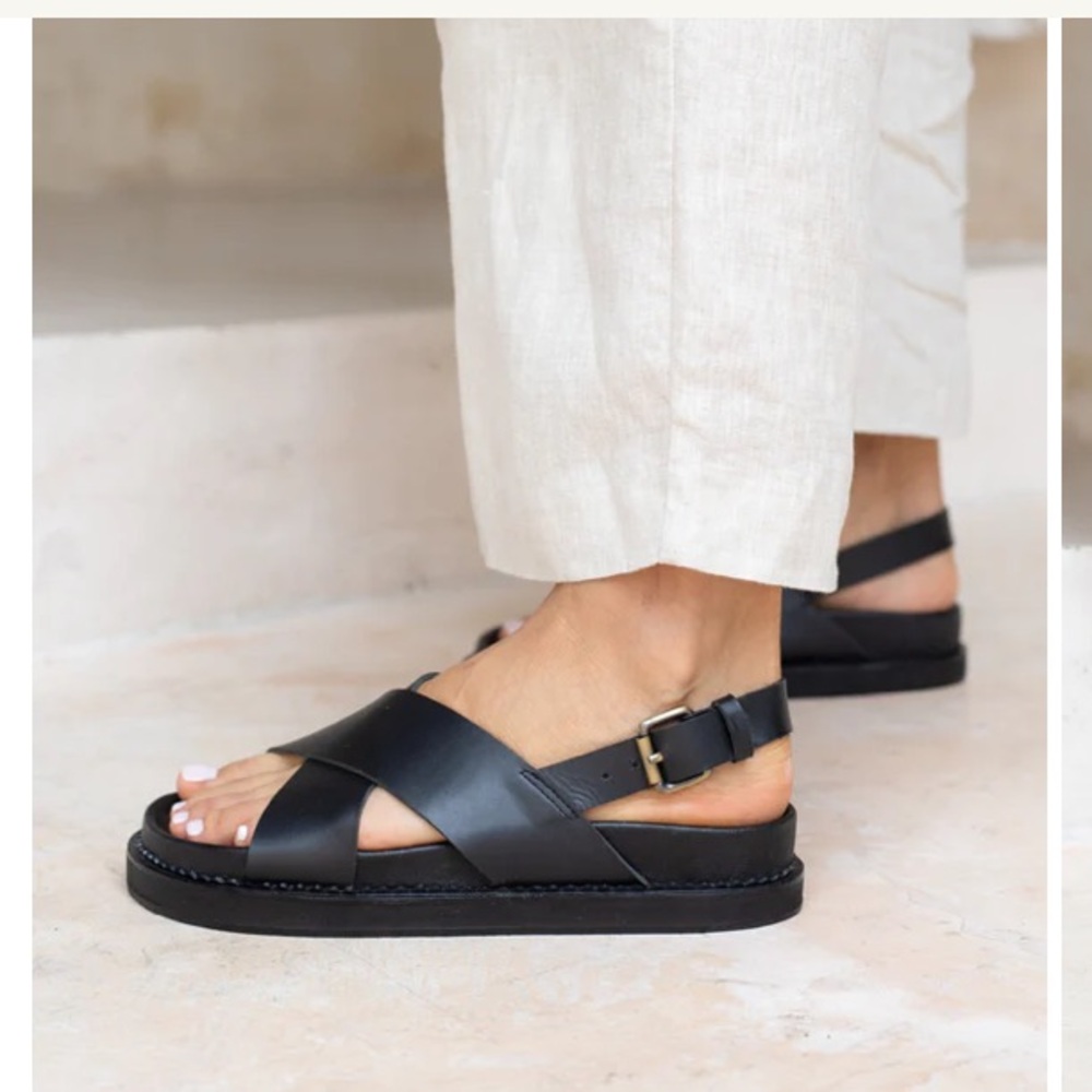 LIBERTE CAPRI GENUINE LEATHER SANDALS.